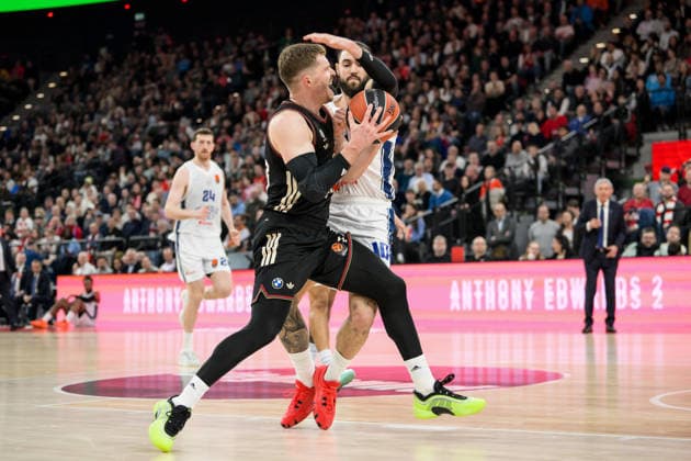 Basketball, Euroleague, , FC Bayern München - Anadolu Efes Istanbul. Im Bild v.l. Andreas OBST (Bayern, 13), Isaia CORDINIER (Istanbul, 10), Foul Foulspiel. München SAP Garden Bayern Deutschland Copyright: Passion2Press.dex xMarkusxFischex