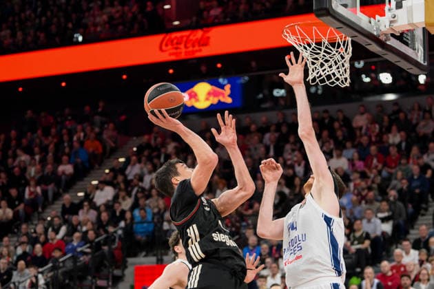 Basketball, Euroleague, , FC Bayern München - Anadolu Efes Istanbul. Im Bild v.l. Vladimir LUCIC (Bayern, 11), Ercan OSMANI (Istanbul, 24). München SAP Garden Bayern Deutschland Copyright: Passion2Press.dex xMarkusxFischex