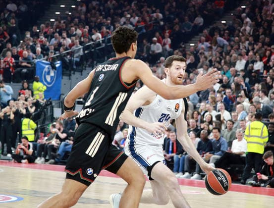 von links Leon KRATZER (Muenchen), Erkan OSMANI (Istanbul), Basketball, Euro League 2025 26, FC Bayern München Basketball vs Anadolu Efes Istanbul, 12.03.26 06.02.25, SAP Garden, Muenchen, Copyright: WolfgangxFehrmann
