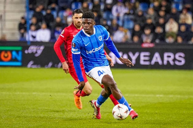 Belgien: Fussball Europa League 2025 - 2026, Achtelfinale - KRC Genk vs SC Freiburg - Cegeka Arena (Genk): JosuÃ Kongolo Josue Kongolo (KRC Genk, 44) Vincenzo Grifo (SC Freiburg, 32) Copyright: xJOERANxSTEINSIEKx