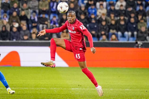 Belgien: Fussball Europa League 2025 - 2026, Achtelfinale - KRC Genk vs SC Freiburg - Cegeka Arena (Genk): Bruno Ogbus (SC Freiburg, 43) am Ball Copyright: xJOERANxSTEINSIEKx