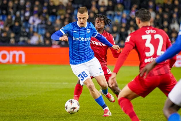 Belgien: Fussball Europa League 2025 - 2026, Achtelfinale - KRC Genk vs SC Freiburg - Cegeka Arena (Genk): Daan Heymans (KRC Genk, 38) Johan Manzambi (SC Freiburg, 44) Copyright: xJOERANxSTEINSIEKx