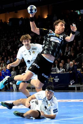 DEU, Machineseeker EHF Champions League, Fuechse Berlin vs. HBC Nantes, 12.03.2026, Max-Schmeling-Halle, Berlin, DEU, Machineseeker EHF Champions League, Fuechse Berlin vs. HBC Nantes, im Bild Lukas Herburger (Fuechse Berlin 29), Shuichi Yoshida (HBC Nantes 5), Thibaud Briet (HBC Nantes 3)