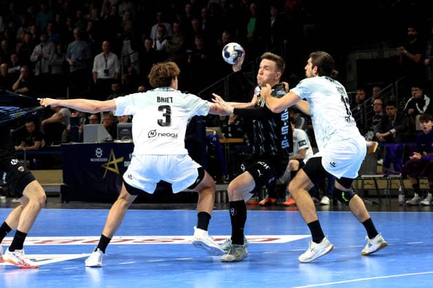 DEU, Machineseeker EHF Champions League, Fuechse Berlin vs. HBC Nantes, 12.03.2026, Max-Schmeling-Halle, Berlin, DEU, Machineseeker EHF Champions League, Fuechse Berlin vs. HBC Nantes, im Bild Lasse Andersson (Fuechse Berlin 11), Thibaud Briet (HBC Nantes 3), Julien Bos (HBC Nantes 13)