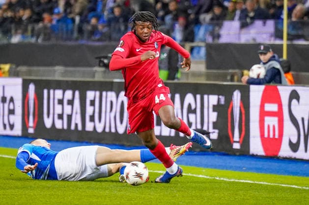 Belgien: Fussball Europa League 2025 - 2026, Achtelfinale - KRC Genk vs SC Freiburg - Cegeka Arena (Genk): Johan Manzambi (SC Freiburg, 44) Sponsoren, Werbung, Wirtschaft, Werbebande, Ausrüstung Swissquote Jobrad Copyright: xJOERANxSTEINSIEKx