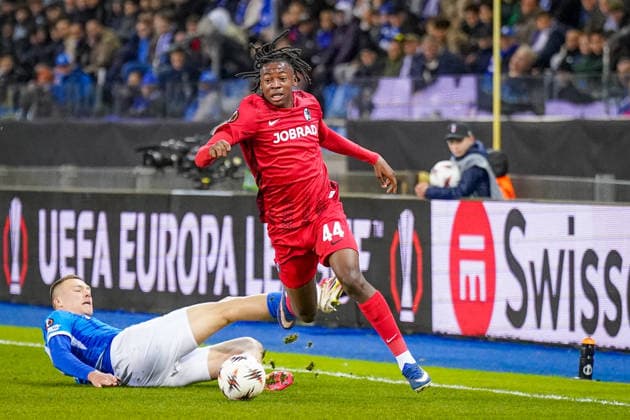 Belgien: Fussball Europa League 2025 - 2026, Achtelfinale - KRC Genk vs SC Freiburg - Cegeka Arena (Genk): Johan Manzambi (SC Freiburg, 44) Sponsoren, Werbung, Wirtschaft, Werbebande, Ausrüstung Swissquote Jobrad Copyright: xJOERANxSTEINSIEKx