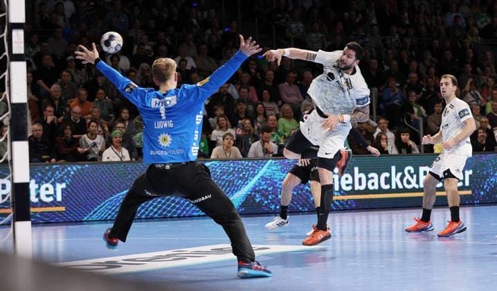 Nicolas Toutnat erzielt ein Tor gegen Torwart Lasse Ludwig Zweikampf Spielszene Aktion Handball CL Championsleague Champions League Herren 14. Spieltag Saison 2025 2026 12.03.2026 Füchse Berlin vs HBC Nantes in der Max Schmeling Halle
