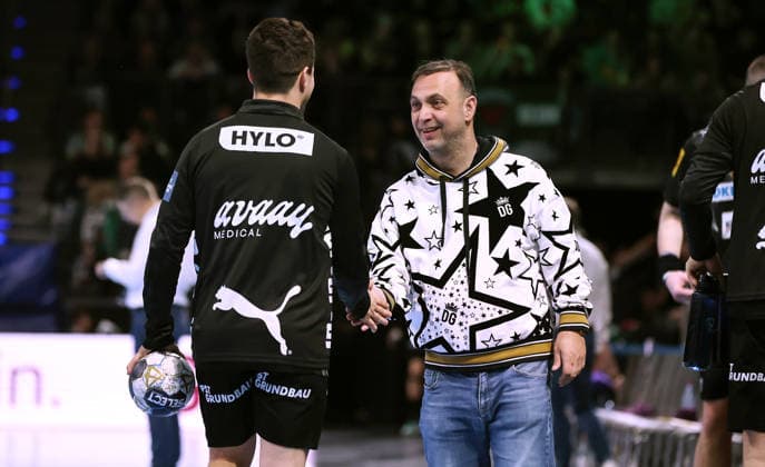 Manager Bob Hanning klatscht ab mit Tim Freihöfer Aktion Oberkörper Handball CL Championsleague Champions League Herren 14. Spieltag Saison 2025 2026 12.03.2026 Füchse Berlin vs HBC Nantes in der Max Schmeling Halle