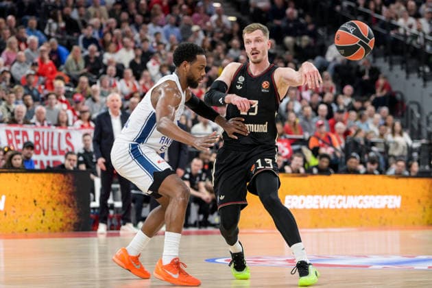 Basketball, Euroleague, , FC Bayern München - Anadolu Efes Istanbul. Im Bild v.l. Jordan LOYD (Istanbul, 3), Andreas OBST (Bayern, 13). München SAP Garden Bayern Deutschland Copyright: Passion2Press.dex xMarkusxFischex