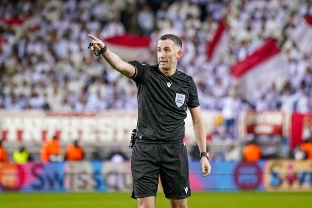 Belgien: Fussball Europa League 2025 - 2026, Achtelfinale - KRC Genk vs SC Freiburg - Cegeka Arena (Genk): Schiedsrichter Christopher Kavanagh (England) Geste, Gestik, Emotion Copyright: xJOERANxSTEINSIEKx