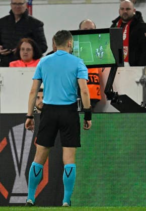 Vermeintliches TOR zum 2:2 Angelo Stiller VfB Stuttgart (06) (nicht im Bild) nach VAR, Video-Assistent, Videobeweis, Videoschiedsrichter Video Assistent Referee wegen passivem Abseits von Tiago Tomas VfB Stuttgart (08) (nicht im Bild) kassiert Schiedsrichter Referee Donatas Rumsas (LTU) am Monitor VfB Stuttgart vs FC Porto EUROPA LEAGUE EL 12.03.2026 DFL REGULATIONS PROHIBIT ANY USE OF PHOTOGRAPHS AS IMAGE SEQUENCES AND OR QUASI-VIDEO VfB Stuttgart vs FC Porto