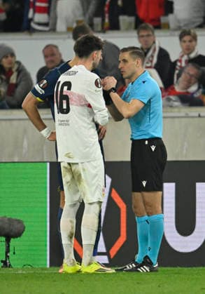 Schiedsrichter Referee Donatas Rumsas (LTU) im Gespraech Diskussion mit Atakan Karazor VfB Stuttgart (16) Gestik Geste VfB Stuttgart vs FC Porto EUROPA LEAGUE EL 12.03.2026 DFL REGULATIONS PROHIBIT ANY USE OF PHOTOGRAPHS AS IMAGE SEQUENCES AND OR QUASI-VIDEO VfB Stuttgart vs FC Porto