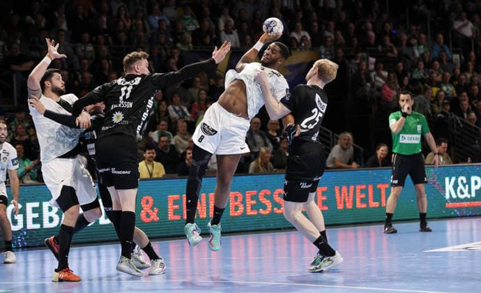 Nicolas Toutnat, Lasse Andersson, O Brien Nyateu am Ball, Matthes Langhoff Zweikampf Spielszene Aktion Handball CL Championsleague Champions League Herren 14. Spieltag Saison 2025 2026 12.03.2026 Füchse Berlin vs HBC Nantes in der Max Schmeling Halle