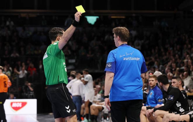 gelbe Karte für Trainer Nicolej Krickau Aktion Oberkörper Handball CL Championsleague Champions League Herren 14. Spieltag Saison 2025 2026 12.03.2026 Füchse Berlin vs HBC Nantes in der Max Schmeling Halle