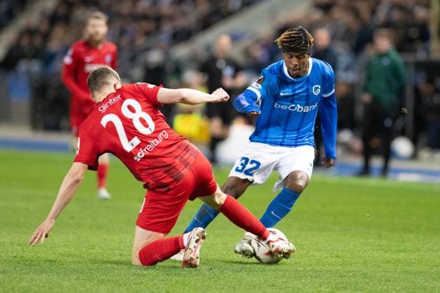 Matthias Ginter 28 (SC Freiburg) im Zweikampf, Aktion, mit Noah Adedeji-Sternberg 32 (KRC Genk), KRC Genk vs. SC Freiburg, Fussball, Europa League 2025 2026, Achtelfinale, 12.03.2026 Genk Limburg Belgien