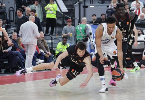 Bayerns 11 Vladimir LUCIC vs Istanbuls 15 DOZIER JR. Basketball: Bayern - Efes Istanbul. Euroleague, FC Bayern Basketball - Anadolu Efes Istanbul, Runde 31, Saison 2025-2026, am 12.03.2026 in Muenchen, S A P G A R D E N, Deutschland. Quelle Copyright Credit : Oryk HAIST
