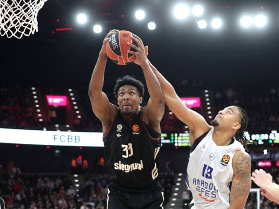 Bayerns 33 David MACCORMACK vs Istanbuls 13 DESSERT. Basketball: Bayern - Efes Istanbul. Euroleague, FC Bayern Basketball - Anadolu Efes Istanbul, Runde 31, Saison 2025-2026, am 12.03.2026 in Muenchen, S A P G A R D E N, Deutschland. Quelle Copyright Credit : Oryk HAIST