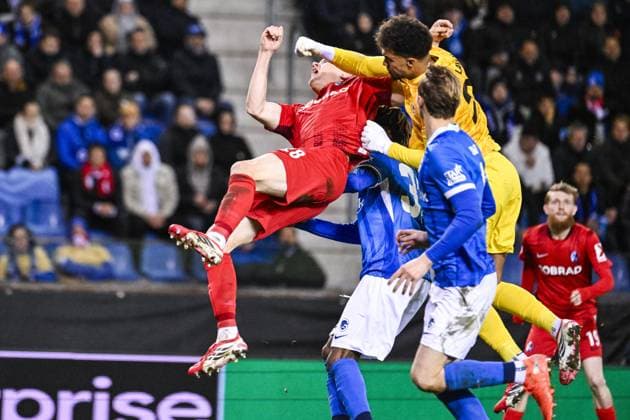 Freiburg s Matthias Ginter and Genk s goalkeeper Tobias Lawal pictured in action during a game between Belgian soccer team KRC Genk and German Freiburg, Thursday 12 March 2026 in Genk, the first leg of the 1 16 Finals of the UEFA Europa League tournament. TOM GOYVAERTS TomxGoyvaerts  x167304441x