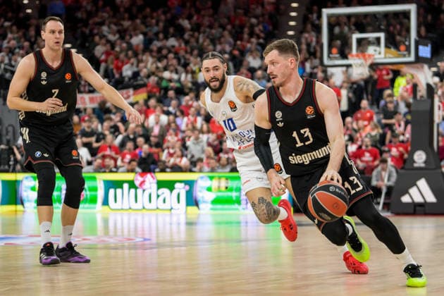 Basketball, Euroleague, 20260312, FC Bayern München - Anadolu Efes Istanbul. Im Bild v.l. Isaia CORDINIER (Istanbul, 10), Andreas OBST (Bayern, 13). München SAP Garden Bayern Deutschland Copyright: Passion2Press.dex xMarkusxFischex