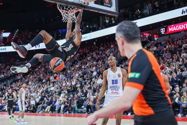 Dunk Isiaha Mike (FC Bayern Basketball, 22) mit Kai Jones (Anadolu Efes Istanbul, 88), GER, FC Bayern Basketball vs. Anadolu Efes Istanbul, Basketball, Euroleague, 31. Spieltag, Saison 2025 2026, 12.03.2026, GER, FC Bayern Basketball vs. Anadolu Efes Istanbul, Basketball, Euroleague, 31. Spieltag, Saison 2025 2026, 12.03.2026 Muenchen Copyright: xEibner-Pressefoto JennixMaulx EP_JML