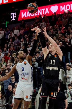 Turkish Airlines EuroLeague Basketball, FC Bayern Munich Basketball vs Anadolu Efes Istanbul, München FC Bayern Basketball, Munich FC Bayern Basketball, Istanbul Anadolu Efes, 2026-03-12 in München (SAP Garden) OBST Andreas (FC Bayern Munich Guard (G) Nr13-BAY13), LOYD Jordan (Anadolu Efes Istanbul Guard (G) Nr3-EFS3) sportworld München SAP Garden Bayern Deutschland