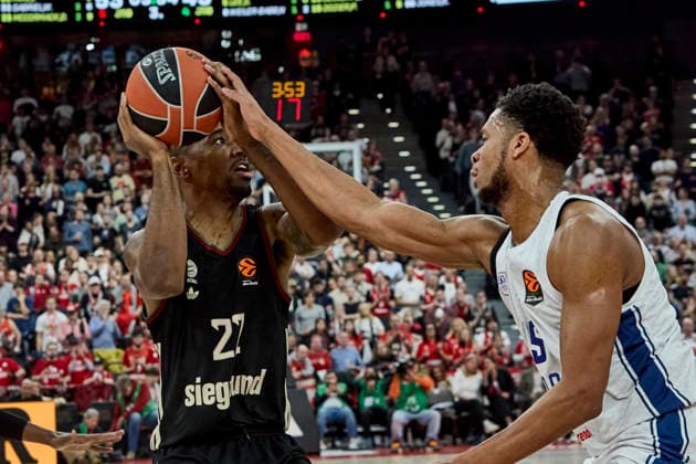 Turkish Airlines EuroLeague Basketball, FC Bayern Munich Basketball vs Anadolu Efes Istanbul, München FC Bayern Basketball, Munich FC Bayern Basketball, Istanbul Anadolu Efes, 2026-03-12 in München (SAP Garden) MIKE Isiaha (FC Bayern Munich Forward (F) Nr22-BAY22), DOZIER Pj (Anadolu Efes Istanbul Guard (G) Nr15-EFS15) sportworld München SAP Garden Bayern Deutschland