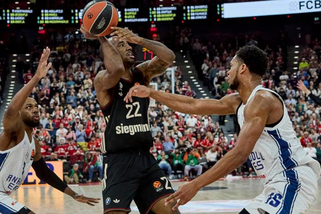 Turkish Airlines EuroLeague Basketball, FC Bayern Munich Basketball vs Anadolu Efes Istanbul, München FC Bayern Basketball, Munich FC Bayern Basketball, Istanbul Anadolu Efes, 2026-03-12 in München (SAP Garden) MIKE Isiaha (FC Bayern Munich Forward (F) Nr22-BAY22), DOZIER Pj (Anadolu Efes Istanbul Guard (G) Nr15-EFS15) sportworld München SAP Garden Bayern Deutschland