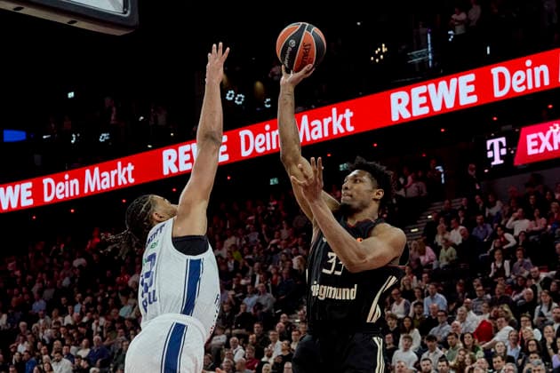Turkish Airlines EuroLeague Basketball, FC Bayern Munich Basketball vs Anadolu Efes Istanbul, München FC Bayern Basketball, Munich FC Bayern Basketball, Istanbul Anadolu Efes, 2026-03-12 in München (SAP Garden) MCCORMACK David (FC Bayern Munich Center (C) Nr33-BAY33), DESSERT Brice (Anadolu Efes Istanbul Center (C) Nr13-EFS13) sportworld München SAP Garden Bayern Deutschland