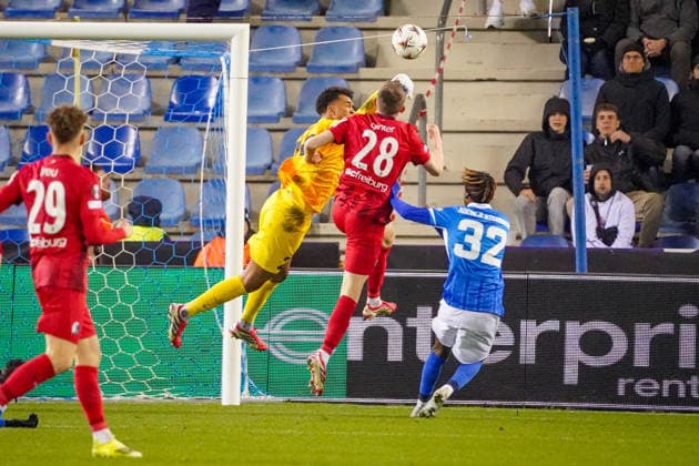 Belgien: Fussball Europa League 2025 - 2026, Achtelfinale - KRC Genk vs SC Freiburg - Cegeka Arena (Genk): Zusammenstoss Tobias Lawal (KRC Genk, 26) und Matthias Ginter (SC Freiburg, 28) Copyright: xJOERANxSTEINSIEKx