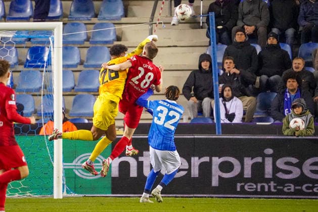 Belgien: Fussball Europa League 2025 - 2026, Achtelfinale - KRC Genk vs SC Freiburg - Cegeka Arena (Genk): Zusammenstoss Tobias Lawal (KRC Genk, 26) und Matthias Ginter (SC Freiburg, 28) Copyright: xJOERANxSTEINSIEKx