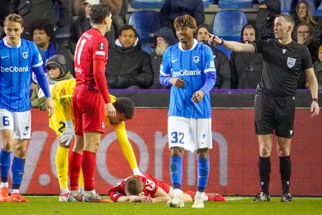 Belgien: Fussball Europa League 2025 - 2026, Achtelfinale - KRC Genk vs SC Freiburg - Cegeka Arena (Genk): Zusammenstoss Tobias Lawal (KRC Genk, 26) und Matthias Ginter (SC Freiburg, 28) Copyright: xJOERANxSTEINSIEKx
