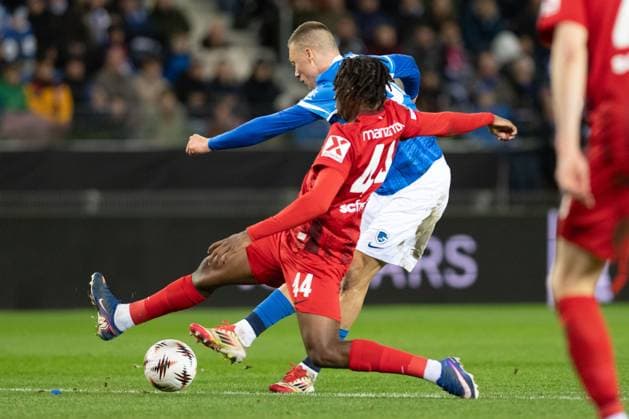 Johan Manzambi 44 (SC Freiburg) blockt den Torschuss von Daan Heymans 38 (KRC Genk), KRC Genk vs. SC Freiburg, Fussball, Europa League 2025 2026, Achtelfinale, 12.03.2026 Genk Limburg Belgien