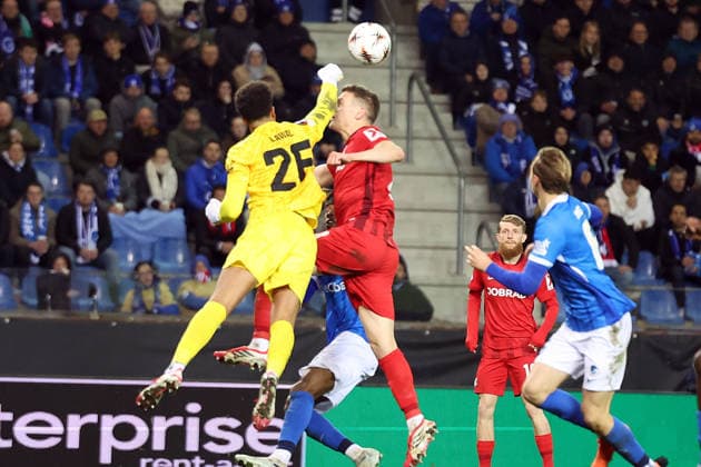12.03.2026, xrekx, Fussball UEFA Europa League, KRC Genk - SC Freiburg v.l. Tobias Lawal (KRC Genk) Matthias Ginter (SC Freiburg) Zweikampf, Aktion, action, battle for the ball (DFL DFB REGULATIONS PROHIBIT ANY USE OF PHOTOGRAPHS as IMAGE SEQUENCES and or QUASI-VIDEO) Genk