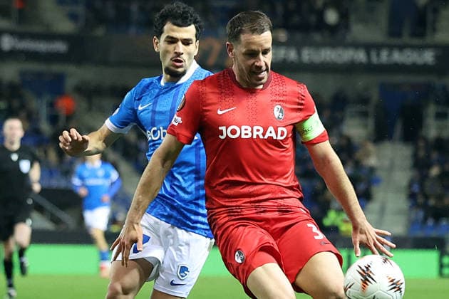 12.03.2026, xrekx, Fussball UEFA Europa League, KRC Genk - SC Freiburg v.l. Zakaria El Ouahdi (KRC Genk) Christian Günter Guenter (SC Freiburg) Zweikampf, Aktion, action, battle for the ball (DFL DFB REGULATIONS PROHIBIT ANY USE OF PHOTOGRAPHS as IMAGE SEQUENCES and or QUASI-VIDEO) Genk