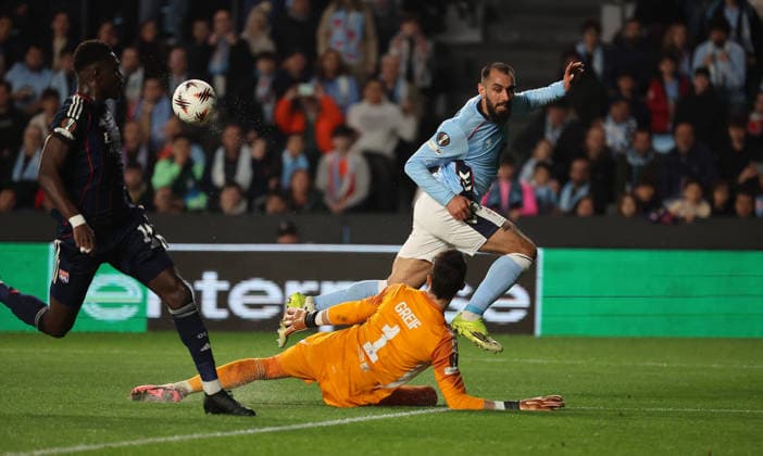 ESP: Real Celta v Olympique Lyonnais, EuropaLeague, 12 March 2026 Borja Iglesias of Real Club Celta de Vigo and Dominik Greig of Olympique Lyonnaisin action during the UEFA Europe League KO poff, 2st leg between Real Club Celta de Vigo and Olympique Lyonnais at Stadium Municipal ABANCA Balaidos on March 12,2026 in Vigo (Spain) (Photo by Luis de la Mata SportPix Sipa USA Vigo Stadium Municipal Balaidos ABANC Galicia Spain Copyright: xLuisxdexlaxMatax xsportPix.org.ux