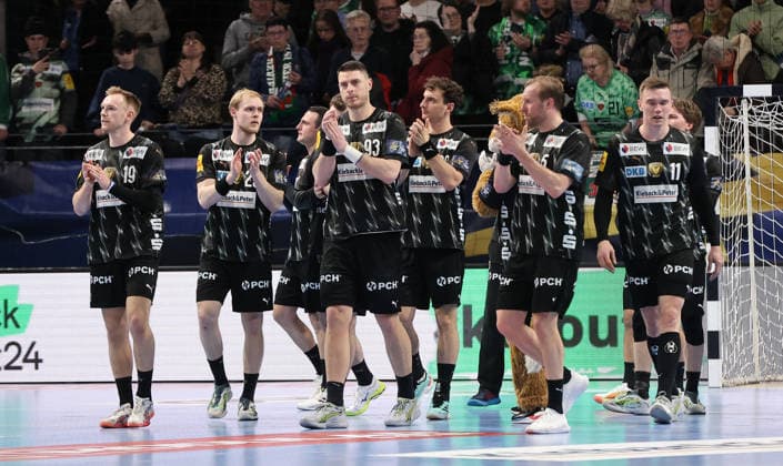 Füchse Mannschaft enttäuscht bei der Ehrenrunde nach Spielende Enttäuschung Handball CL Championsleague Champions League Herren 14. Spieltag Saison 2025 2026 12.03.2026 Füchse Berlin vs HBC Nantes in der Max Schmeling Halle
