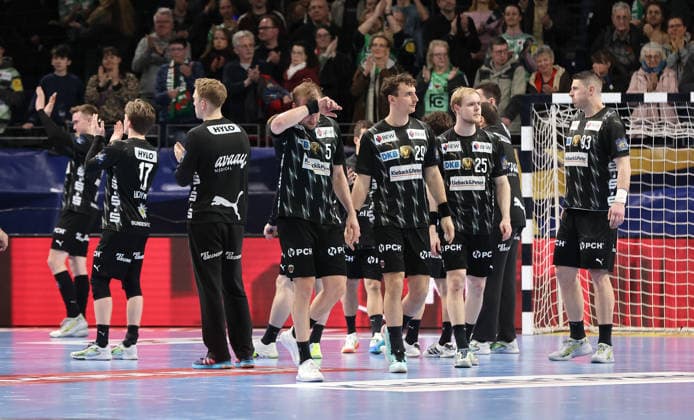 Füchse Mannschaft enttäuscht bei der Ehrenrunde nach Spielende Enttäuschung Handball CL Championsleague Champions League Herren 14. Spieltag Saison 2025 2026 12.03.2026 Füchse Berlin vs HBC Nantes in der Max Schmeling Halle
