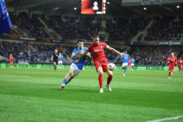 12.03.2026, xrekx, Fussball UEFA Europa League, KRC Genk - SC Freiburg v.l. Zakaria El Ouahdi (KRC Genk) Christian Günter Guenter (SC Freiburg) Zweikampf, Aktion, action, battle for the ball (DFL DFB REGULATIONS PROHIBIT ANY USE OF PHOTOGRAPHS as IMAGE SEQUENCES and or QUASI-VIDEO) Genk
