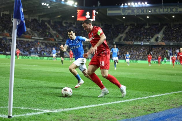 12.03.2026, xrekx, Fussball UEFA Europa League, KRC Genk - SC Freiburg v.l. Zakaria El Ouahdi (KRC Genk) Christian Günter Guenter (SC Freiburg) Zweikampf, Aktion, action, battle for the ball (DFL DFB REGULATIONS PROHIBIT ANY USE OF PHOTOGRAPHS as IMAGE SEQUENCES and or QUASI-VIDEO) Genk