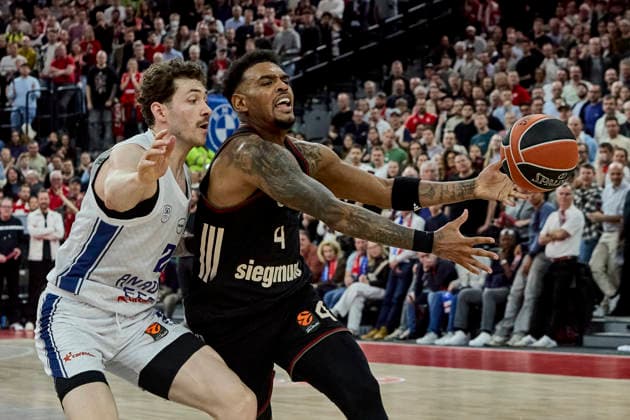 Turkish Airlines EuroLeague Basketball, FC Bayern Munich Basketball vs Anadolu Efes Istanbul, München FC Bayern Basketball, Munich FC Bayern Basketball, Istanbul Anadolu Efes, 2026-03-12 in München (SAP Garden) Vorentscheidung Ballverlust RATHAN-MAYES Xavier (FC Bayern Munich Guard (G) Nr4-BAY4), HAZER Sehmus (Anadolu Efes Istanbul Guard (G) Nr2-EFS2) sportworld München SAP Garden Bayern Deutschland