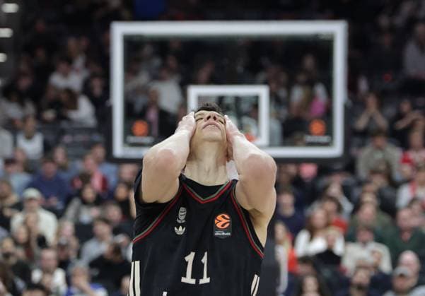 Enttaeuscht . . . Bayerns 11 Vladimir LUCIC. Basketball: Bayern - Efes Istanbul. Euroleague, FC Bayern Basketball - Anadolu Efes Istanbul, Runde 31, Saison 2025-2026, am 12.03.2026 in Muenchen, S A P G A R D E N, Deutschland. Quelle Copyright Credit : Oryk HAIST