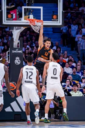 Real Madrid v Valencia Basket - Euroleague 2025 2026 Neal Sako of Valencia Basket (C) dunks the ball during the EuroLeague Regular Season Round 31 match between Real Madrid and Valencia Basket at Movistar Arena on March 12, 2026 in Madrid, Spain. Madrid Movistar Arena Madrid Spain Copyright: xAlbertoxGardinx AGardin_20260312_Basket_Euro_Rea_Mad_Val_0409