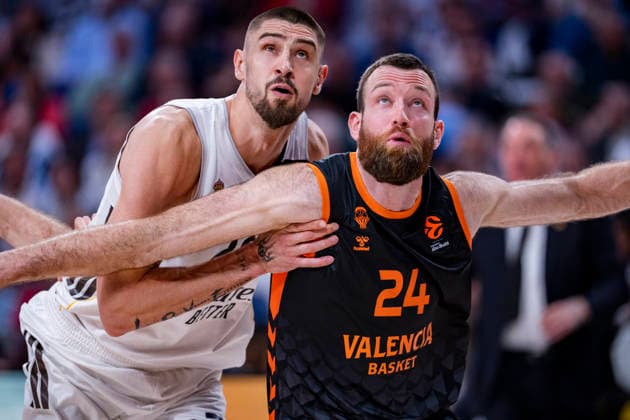 Real Madrid v Valencia Basket - Euroleague 2025 2026 Alex Len of Real Madrid (L) is seen fighting for a rebound with Matthew Costello of Valencia Basket (R) during the EuroLeague Regular Season Round 31 match between Real Madrid and Valencia Basket at Movistar Arena on March 12, 2026 in Madrid, Spain. Madrid Movistar Arena Madrid Spain Copyright: xAlbertoxGardinx AGardin_20260312_Basket_Euro_Rea_Mad_Val_0416
