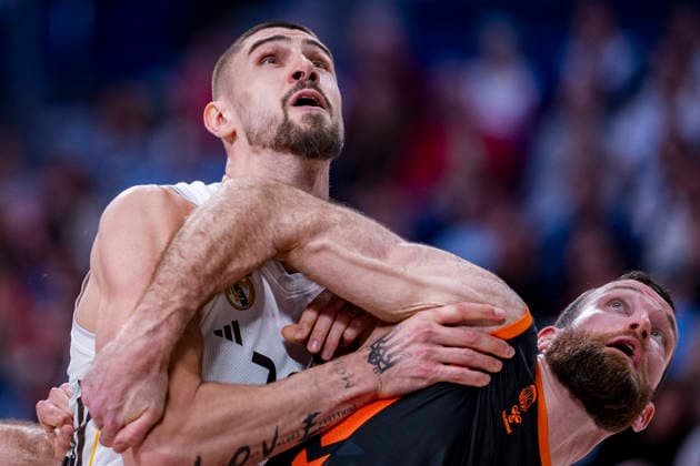 Real Madrid v Valencia Basket - Euroleague 2025 2026 Alex Len of Real Madrid (L) is seen fighting for a rebound with Matthew Costello of Valencia Basket (R) during the EuroLeague Regular Season Round 31 match between Real Madrid and Valencia Basket at Movistar Arena on March 12, 2026 in Madrid, Spain. Madrid Movistar Arena Madrid Spain Copyright: xAlbertoxGardinx AGardin_20260312_Basket_Euro_Rea_Mad_Val_0417