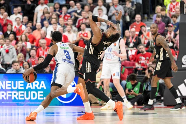 Basketball, Euroleague, 20260312, FC Bayern München - Anadolu Efes Istanbul. Im Bild v.l. Jordan LOYD (Istanbul, 3), Xavier RATHAN-MAYES (Bayern, 4). München SAP Garden Bayern Deutschland Copyright: Passion2Press.dex xMarkusxFischex
