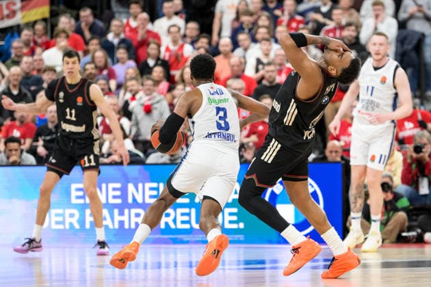 Basketball, Euroleague, 20260312, FC Bayern München - Anadolu Efes Istanbul. Im Bild v.l. Shane LARKIN (Istanbul, 0), 3, Neno DIMITRIJEVIC (Bayern, 0), 4. München SAP Garden Bayern Deutschland Copyright: Passion2Press.dex xMarkusxFischex
