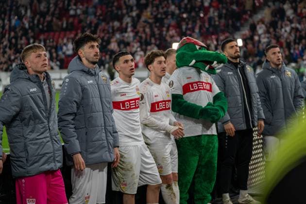 v.l.n.r. Florian Hellstern (VfB Stuttgart, 44), Atakan Karazor (VfB Stuttgart, 16), Bilal El Khannouss (VfB Stuttgart, 11), Angelo Stiller (VfB Stuttgart, 06), Maskottchen Fritzle, Fabian Bredlow (VfB Stuttgart, 01) und Ermedin Demirovic (VfB Stuttgart, 09), VfB Stuttgart vs. FC Porto, Fussball, Europa League, Achtelfinale, Hinspiel, 12.03.2026 Stuttgart Baden-Wuerttemberg Deutschland