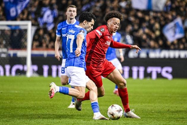 Genk s Zakaria El Ouahdi and Freiburg s Derry Scherhant pictured in action during a game between Belgian soccer team KRC Genk and German Freiburg, Thursday 12 March 2026 in Genk, the first leg of the 1 16 Finals of the UEFA Europa League tournament. TOM GOYVAERTS TomxGoyvaerts  x167307909x