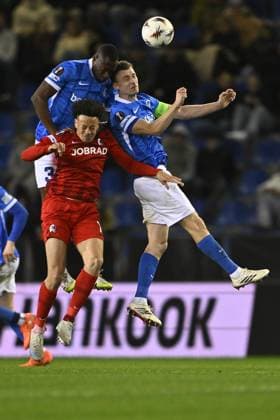 Genk s Mujaid Sadick, Freiburg s Derry Scherhant and Genk s Bryan Heynen fight for the ball during a game between Belgian soccer team KRC Genk and German Freiburg, Thursday 12 March 2026 in Genk, the first leg of the 1 16 Finals of the UEFA Europa League tournament. JOHAN EYCKENS JohanxEyckens  x167307913x