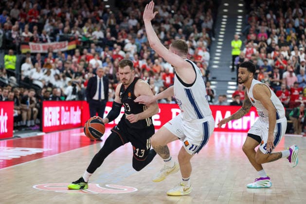 Andreas Obst (FC Bayern Basketball, 13) mit Rolands Smits (Anadolu Efes Istanbul, 11) und Nick Weiler-Babb (Anadolu Efes Istanbul, 08), GER, FC Bayern Basketball vs. Anadolu Efes Istanbul, Basketball, Euroleague, 31. Spieltag, Saison 2025 2026, 12.03.2026, GER, FC Bayern Basketball vs. Anadolu Efes Istanbul, Basketball, Euroleague, 31. Spieltag, Saison 2025 2026, 12.03.2026 Muenchen Copyright: xEibner-Pressefoto JennixMaulx EP_JML